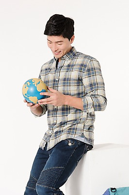 포토 JPG 스튜디오촬영 응시 남자 여행 실내 한명 웃음 들기 앉기 상반신 성인 옆모습 30대 지구본 한국인 흰배경 성인남자한명만 국내포토 1 시선 뷰포인트 백그라운드 모션 표정 사람 동양인 내부 장년 흰색 남자한명만 성인남자만 파일형식