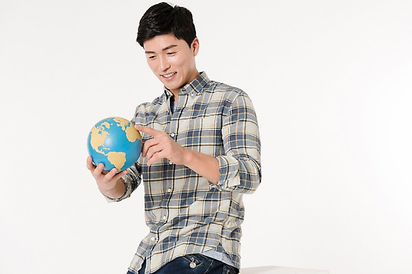 포토 JPG 스튜디오촬영 응시 남자 여행 실내 한명 웃음 들기 앉기 상반신 성인 앞모습 30대 지구본 한국인 흰배경 성인남자한명만 국내포토 1 시선 뷰포인트 백그라운드 모션 표정 사람 동양인 내부 장년 흰색 남자한명만 성인남자만 파일형식