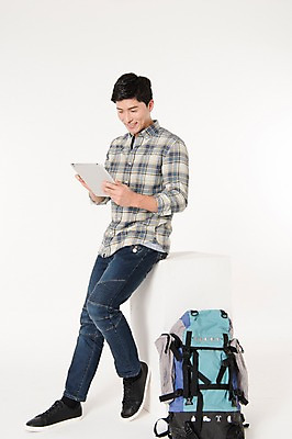 포토 JPG 스튜디오촬영 전신 응시 남자 여행 배낭 실내 한명 웃음 들기 앉기 성인 옆모습 30대 태블릿 한국인 흰배경 성인남자한명만 국내포토 1 시선 뷰포인트 백그라운드 가방 모션 표정 사람 동양인 내부 장년 전자제품 스마트기기 흰색 남자한명만 성인남자만 파일형식