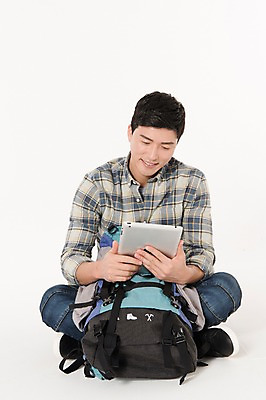 포토 JPG 스튜디오촬영 전신 응시 남자 여행 배낭 실내 한명 웃음 들기 앉기 성인 앞모습 30대 태블릿 한국인 흰배경 성인남자한명만 국내포토 1 시선 뷰포인트 백그라운드 가방 모션 표정 사람 동양인 내부 장년 전자제품 스마트기기 흰색 남자한명만 성인남자만 파일형식