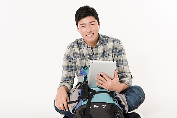 포토 JPG 스튜디오촬영 전신 남자 여행 배낭 실내 한명 웃음 들기 앉기 성인 앞모습 30대 태블릿 한국인 흰배경 성인남자한명만 국내포토 1 뷰포인트 백그라운드 가방 모션 표정 사람 동양인 내부 장년 전자제품 스마트기기 흰색 남자한명만 성인남자만 파일형식