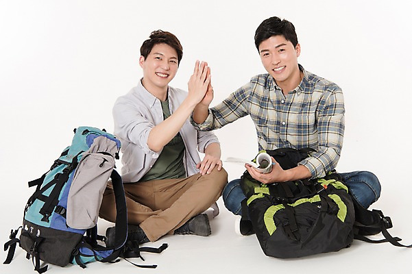 포토 JPG 스튜디오촬영 전신 남자 여행 배낭 함께함 실내 웃음 앉기 두명 앞모습 캐주얼 30대 친구 우정 한국인 흰배경 하이파이브 성인남자만 국내포토 옷 뷰포인트 백그라운드 컨셉 가방 관계 모션 표정 사람 동양인 손짓 내부 장년 흰색 남자만 성인만 파일형식