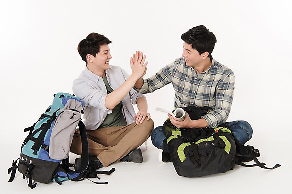 포토 JPG 스튜디오촬영 전신 응시 남자 여행 배낭 함께함 실내 웃음 앉기 두명 앞모습 캐주얼 30대 친구 마주보기 우정 한국인 즐거움 흰배경 하이파이브 성인남자만 국내포토 시선 옷 감정 뷰포인트 백그라운드 컨셉 가방 관계 모션 표정 사람 동양인 손짓 내부 장년 흰색 남자만 성인만 파일형식