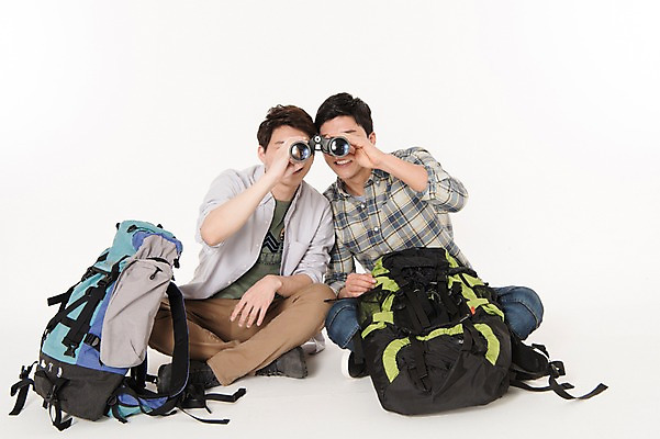 포토 JPG 스튜디오촬영 전신 응시 남자 여행 배낭 함께함 실내 웃음 앉기 두명 앞모습 캐주얼 30대 친구 우정 쌍안경 한국인 관찰 즐거움 흰배경 성인남자만 국내포토 시선 옷 감정 뷰포인트 백그라운드 컨셉 가방 관계 모션 표정 사람 동양인 내부 장년 망원경 흰색 남자만 성인만 파일형식