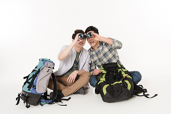 포토 JPG 스튜디오촬영 전신 응시 남자 여행 배낭 함께함 실내 웃음 들기 앉기 두명 앞모습 캐주얼 30대 친구 우정 쌍안경 한국인 관찰 즐거움 흰배경 성인남자만 국내포토 시선 옷 감정 뷰포인트 백그라운드 컨셉 가방 관계 모션 표정 사람 동양인 내부 장년 망원경 흰색 남자만 성인만 파일형식