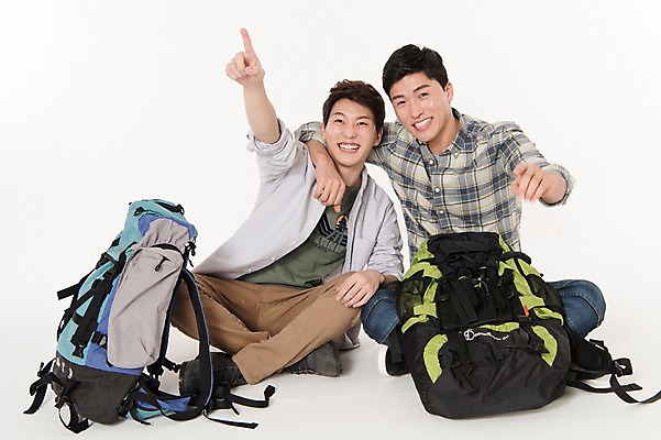 포토 JPG 스튜디오촬영 전신 응시 남자 여행 배낭 어깨동무 함께함 실내 웃음 앉기 손짓 두명 앞모습 캐주얼 30대 친구 우정 한국인 가리킴 흰배경 성인남자만 국내포토 시선 옷 뷰포인트 포즈 백그라운드 컨셉 가방 관계 모션 표정 사람 동양인 내부 장년 흰색 남자만 성인만 파일형식