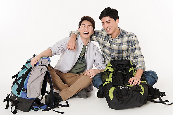 포토 JPG 스튜디오촬영 전신 응시 남자 여행 배낭 어깨동무 함께함 실내 웃음 앉기 두명 앞모습 캐주얼 30대 친구 우정 한국인 흰배경 성인남자만 국내포토 시선 옷 뷰포인트 포즈 백그라운드 컨셉 가방 관계 모션 표정 사람 동양인 내부 장년 흰색 남자만 성인만 파일형식