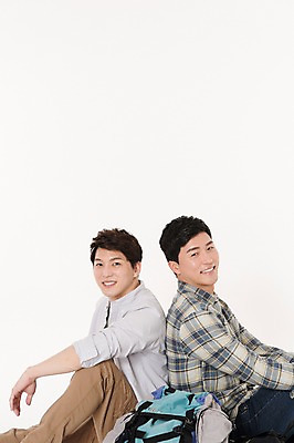 포토 JPG 스튜디오촬영 남자 여행 배낭 함께함 실내 웃음 앉기 상반신 두명 옆모습 캐주얼 30대 친구 우정 한국인 등맞대기 흰배경 성인남자만 국내포토 옷 뷰포인트 백그라운드 컨셉 가방 관계 모션 표정 사람 동양인 내부 장년 흰색 남자만 성인만 파일형식