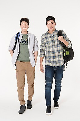 포토 JPG 스튜디오촬영 전신 남자 여행 배낭 함께함 실내 웃음 두명 앞모습 캐주얼 30대 친구 걷기 우정 한국인 흰배경 성인남자만 국내포토 옷 뷰포인트 백그라운드 컨셉 가방 관계 모션 표정 사람 동양인 내부 장년 흰색 남자만 성인만 파일형식