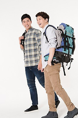 포토 JPG 스튜디오촬영 전신 응시 남자 여행 배낭 함께함 실내 웃음 두명 옆모습 캐주얼 30대 친구 걷기 우정 한국인 흰배경 성인남자만 국내포토 시선 옷 뷰포인트 백그라운드 컨셉 가방 관계 모션 표정 사람 동양인 내부 장년 흰색 남자만 성인만 파일형식