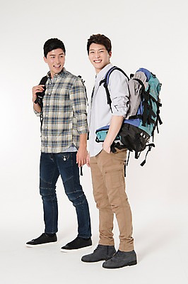 포토 JPG 스튜디오촬영 전신 응시 남자 여행 배낭 함께함 실내 서기 웃음 두명 옆모습 캐주얼 30대 친구 우정 한국인 흰배경 성인남자만 국내포토 시선 옷 뷰포인트 백그라운드 컨셉 가방 관계 모션 표정 사람 동양인 내부 장년 흰색 남자만 성인만 파일형식