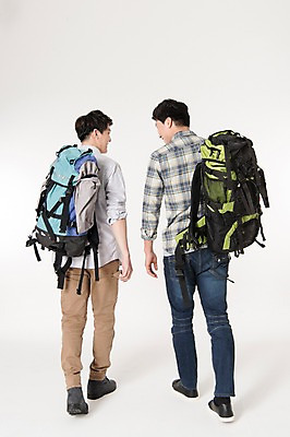 포토 JPG 스튜디오촬영 전신 남자 여행 배낭 함께함 실내 대화 서기 웃음 두명 뒷모습 캐주얼 30대 친구 걷기 우정 한국인 흰배경 성인남자만 국내포토 옷 뷰포인트 백그라운드 컨셉 가방 관계 모션 표정 말하기 사람 동양인 내부 장년 흰색 남자만 성인만 파일형식