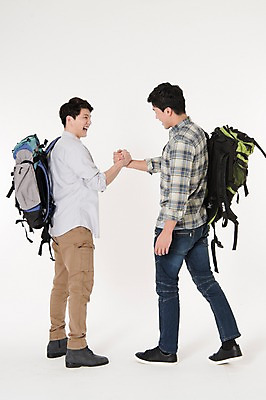 포토 JPG 스튜디오촬영 전신 응시 남자 여행 배낭 함께함 실내 서기 웃음 두명 옆모습 캐주얼 30대 친구 손잡기 우정 한국인 즐거움 흰배경 성인남자만 국내포토 시선 옷 감정 뷰포인트 백그라운드 컨셉 가방 관계 모션 표정 사람 동양인 내부 장년 흰색 남자만 성인만 파일형식