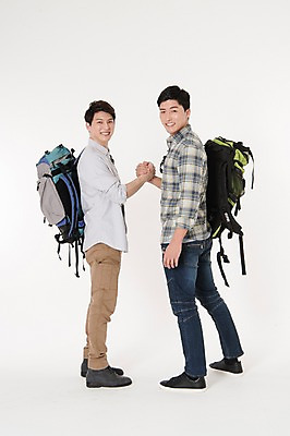 포토 JPG 스튜디오촬영 전신 남자 여행 배낭 함께함 실내 서기 웃음 두명 옆모습 캐주얼 30대 친구 손잡기 우정 한국인 즐거움 흰배경 성인남자만 국내포토 옷 감정 뷰포인트 백그라운드 컨셉 가방 관계 모션 표정 사람 동양인 내부 장년 흰색 남자만 성인만 파일형식