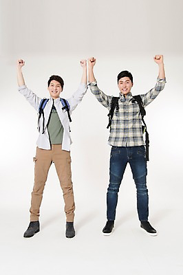 포토 JPG 스튜디오촬영 전신 남자 여행 배낭 함께함 실내 서기 웃음 두명 앞모습 캐주얼 30대 친구 손들기 파이팅 주먹 우정 한국인 흰배경 성인남자만 국내포토 옷 뷰포인트 백그라운드 컨셉 가방 관계 모션 표정 사람 동양인 내부 장년 흰색 남자만 성인만 파일형식