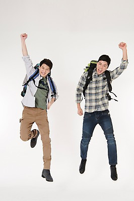 포토 JPG 스튜디오촬영 전신 남자 여행 배낭 함께함 실내 웃음 두명 앞모습 캐주얼 30대 친구 손들기 점프 주먹 우정 활발 한국인 흰배경 성인남자만 국내포토 옷 뷰포인트 백그라운드 컨셉 가방 관계 모션 표정 사람 동양인 내부 장년 흰색 남자만 성인만 파일형식