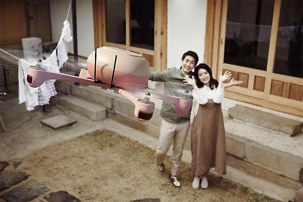 주간 전신 PSD 편집이미지 부부 여자 남자 서기 20대 성인 야외 두명 그래픽 3D 한국인 비행 디지털합성 손인사 드론 디지털아트 이미지편집 편집3D 자연요소 커플 모션 사람 동양인 청년 인사 파일형식