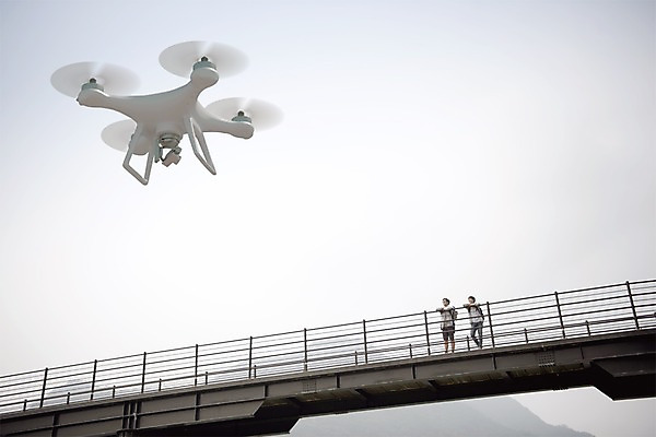 주간 전신 PSD 서양인 외국인 편집이미지 남자 여행 하늘 서기 20대 성인 야외 두명 앞모습 그래픽 3D 한국인 비행 디지털합성 드론 가교 디지털아트 이미지편집 편집3D 자연요소 건축물 뷰포인트 모션 사람 동양인 인종 청년 파일형식