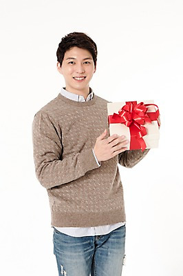 포토 JPG 스튜디오촬영 남자 실내 선물 한명 서기 웃음 들기 손짓 상반신 성인 앞모습 캐주얼 30대 선물상자 한국인 흰배경 성인남자한명만 국내포토 1 옷 뷰포인트 백그라운드 모션 표정 사람 동양인 내부 장년 상자 흰색 남자한명만 성인남자만 파일형식
