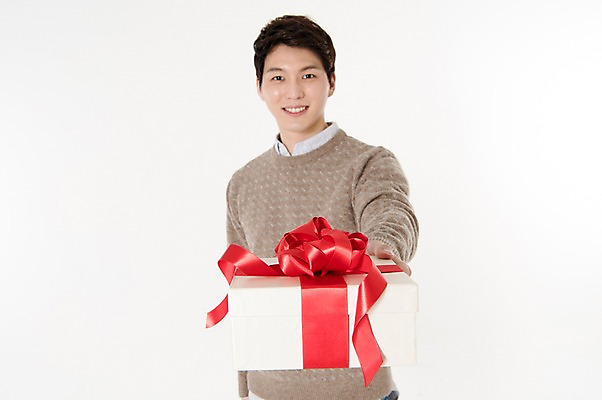 포토 JPG 스튜디오촬영 남자 실내 선물 한명 서기 웃음 들기 손짓 상반신 성인 앞모습 캐주얼 30대 선물상자 한국인 흰배경 주기 성인남자한명만 국내포토 1 옷 뷰포인트 백그라운드 모션 표정 사람 동양인 내부 장년 상자 흰색 남자한명만 성인남자만 파일형식