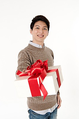 포토 JPG 스튜디오촬영 남자 실내 선물 한명 서기 웃음 들기 손짓 상반신 성인 옆모습 캐주얼 30대 선물상자 한국인 흰배경 주기 성인남자한명만 국내포토 1 옷 뷰포인트 백그라운드 모션 표정 사람 동양인 내부 장년 상자 흰색 남자한명만 성인남자만 파일형식