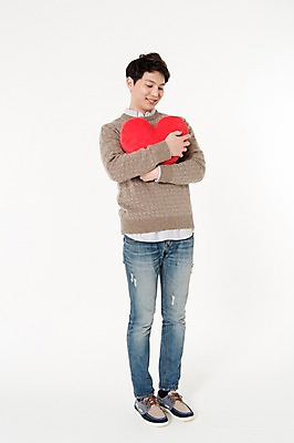 포토 JPG 스튜디오촬영 전신 남자 쿠션 안기 실내 한명 서기 웃음 들기 성인 앞모습 캐주얼 30대 한국인 하트 흰배경 하트쿠션 성인남자한명만 국내포토 모양 1 옷 뷰포인트 백그라운드 모션 표정 사람 동양인 내부 장년 흰색 남자한명만 성인남자만 파일형식