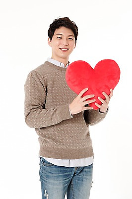 포토 JPG 스튜디오촬영 남자 쿠션 실내 한명 서기 웃음 들기 상반신 성인 앞모습 캐주얼 30대 한국인 하트 흰배경 하트쿠션 성인남자한명만 국내포토 모양 1 옷 뷰포인트 백그라운드 모션 표정 사람 동양인 내부 장년 흰색 남자한명만 성인남자만 파일형식