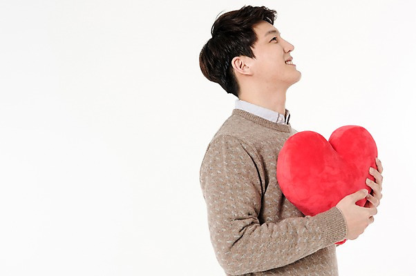 포토 JPG 스튜디오촬영 응시 남자 쿠션 안기 실내 한명 서기 웃음 들기 상반신 성인 옆모습 캐주얼 30대 한국인 올려보기 하트 흰배경 하트쿠션 성인남자한명만 국내포토 모양 1 시선 옷 뷰포인트 백그라운드 모션 표정 사람 동양인 내부 장년 흰색 남자한명만 성인남자만 파일형식