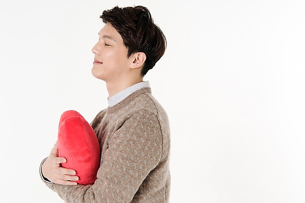 포토 JPG 스튜디오촬영 남자 쿠션 안기 실내 한명 서기 미소 들기 상반신 성인 옆모습 캐주얼 30대 눈감음 한국인 하트 흰배경 하트쿠션 성인남자한명만 국내포토 모양 1 옷 뷰포인트 백그라운드 모션 표정 사람 동양인 내부 장년 흰색 남자한명만 성인남자만 파일형식