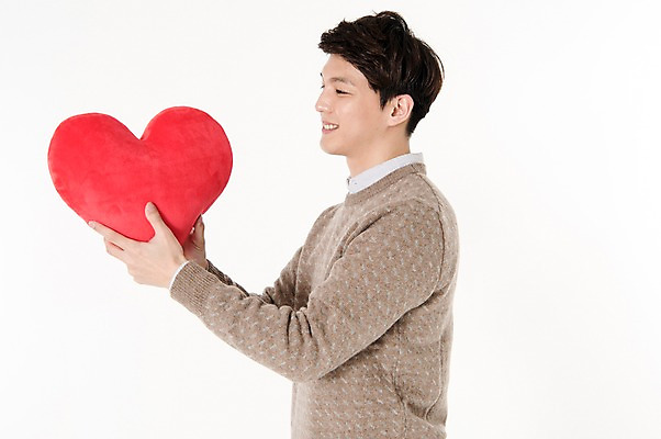 포토 JPG 스튜디오촬영 응시 남자 쿠션 실내 한명 서기 웃음 들기 상반신 성인 옆모습 캐주얼 30대 한국인 하트 흰배경 하트쿠션 성인남자한명만 국내포토 모양 1 시선 옷 뷰포인트 백그라운드 모션 표정 사람 동양인 내부 장년 흰색 남자한명만 성인남자만 파일형식