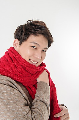 포토 JPG 스튜디오촬영 남자 실내 한명 서기 웃음 근접촬영 상반신 성인 옆모습 캐주얼 30대 목도리 만지기 한국인 흰배경 성인남자한명만 국내포토 1 잡화 옷 뷰포인트 백그라운드 모션 표정 사람 동양인 내부 장년 흰색 남자한명만 성인남자만 파일형식