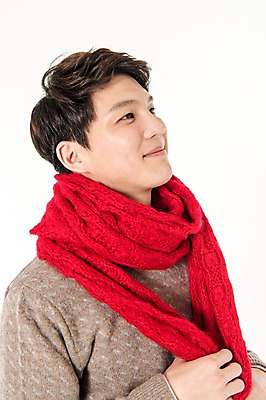 포토 JPG 스튜디오촬영 응시 남자 실내 한명 서기 미소 근접촬영 상반신 성인 옆모습 캐주얼 30대 목도리 만지기 한국인 올려보기 흰배경 성인남자한명만 국내포토 1 시선 잡화 옷 뷰포인트 백그라운드 모션 표정 사람 동양인 내부 장년 흰색 남자한명만 성인남자만 파일형식