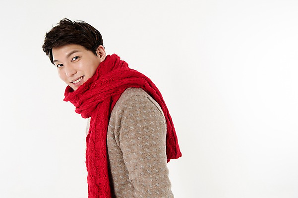 포토 JPG 스튜디오촬영 남자 실내 한명 서기 웃음 상반신 성인 옆모습 캐주얼 30대 목도리 한국인 흰배경 성인남자한명만 국내포토 1 잡화 옷 뷰포인트 백그라운드 모션 표정 사람 동양인 내부 장년 흰색 남자한명만 성인남자만 파일형식