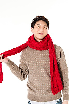 포토 JPG 스튜디오촬영 남자 실내 한명 서기 웃음 손짓 상반신 성인 앞모습 캐주얼 30대 목도리 만지기 한국인 흰배경 성인남자한명만 국내포토 1 잡화 옷 뷰포인트 백그라운드 모션 표정 사람 동양인 내부 장년 흰색 남자한명만 성인남자만 파일형식