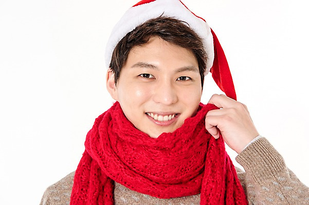 포토 JPG 스튜디오촬영 남자 크리스마스 산타모자 실내 한명 서기 웃음 손짓 근접촬영 상반신 성인 앞모습 캐주얼 30대 한국인 잡기 흰배경 성인남자한명만 국내포토 모자_잡화 1 옷 기념일 뷰포인트 백그라운드 모션 표정 사람 동양인 내부 장년 흰색 남자한명만 성인남자만 파일형식