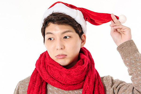 포토 JPG 스튜디오촬영 응시 남자 크리스마스 산타모자 실내 한명 서기 손짓 상반신 성인 앞모습 캐주얼 30대 목도리 한국인 잡기 흰배경 삐침 성인남자한명만 국내포토 모자 1 시선 잡화 옷 기념일 감정 뷰포인트 모션 사람 동양인 내부 흰색 남자한명만 성인남자만 파일형식 컬러 인종 이벤트 남자만 성인만