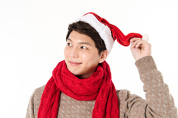 포토 JPG 스튜디오촬영 응시 남자 크리스마스 산타모자 실내 한명 서기 미소 손짓 상반신 성인 앞모습 캐주얼 30대 목도리 한국인 잡기 흰배경 성인남자한명만 국내포토 모자_잡화 1 시선 잡화 옷 기념일 뷰포인트 백그라운드 모션 표정 사람 동양인 내부 장년 흰색 남자한명만 성인남자만 파일형식