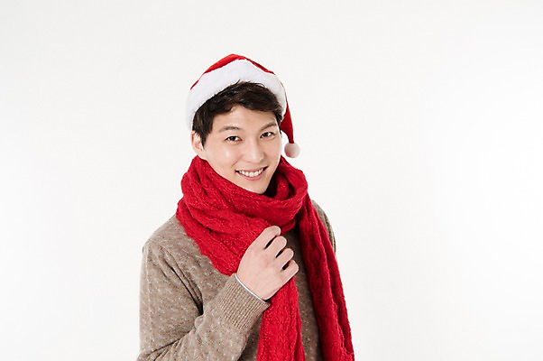 포토 JPG 스튜디오촬영 남자 크리스마스 산타모자 실내 한명 서기 웃음 상반신 성인 앞모습 캐주얼 30대 목도리 한국인 흰배경 성인남자한명만 국내포토 모자_잡화 1 잡화 옷 기념일 뷰포인트 백그라운드 모션 표정 사람 동양인 내부 장년 흰색 남자한명만 성인남자만 파일형식