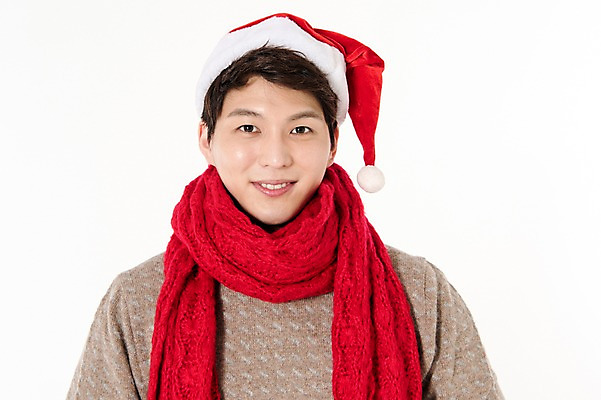 포토 JPG 스튜디오촬영 남자 크리스마스 산타모자 실내 한명 서기 미소 상반신 성인 앞모습 캐주얼 30대 목도리 한국인 흰배경 성인남자한명만 국내포토 모자 1 잡화 옷 기념일 뷰포인트 백그라운드 모션 표정 사람 동양인 내부 장년 흰색 남자한명만 성인남자만 파일형식