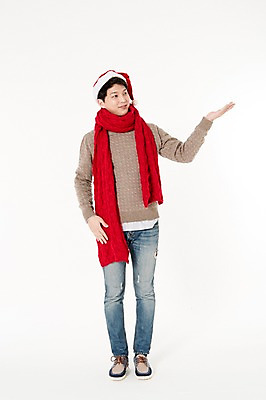 포토 JPG 스튜디오촬영 전신 남자 크리스마스 산타모자 안내 실내 한명 서기 웃음 손짓 성인 앞모습 캐주얼 30대 목도리 한국인 가리킴 흰배경 성인남자한명만 국내포토 모자_잡화 1 잡화 옷 기념일 뷰포인트 백그라운드 모션 표정 사람 동양인 내부 장년 흰색 남자한명만 성인남자만 파일형식