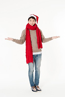 포토 JPG 스튜디오촬영 전신 남자 크리스마스 산타모자 팔벌리기 안내 실내 한명 서기 웃음 손짓 성인 앞모습 캐주얼 30대 목도리 한국인 흰배경 성인남자한명만 국내포토 모자_잡화 1 잡화 옷 기념일 뷰포인트 백그라운드 모션 표정 사람 동양인 내부 장년 흰색 남자한명만 성인남자만 파일형식