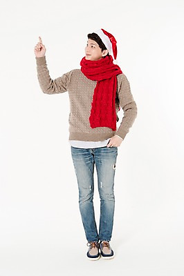 포토 JPG 스튜디오촬영 전신 응시 남자 크리스마스 산타모자 실내 한명 서기 웃음 손짓 성인 앞모습 캐주얼 30대 목도리 한국인 가리킴 흰배경 주머니손 성인남자한명만 국내포토 모자_잡화 1 시선 잡화 옷 기념일 뷰포인트 백그라운드 모션 표정 사람 동양인 내부 장년 흰색 남자한명만 성인남자만 파일형식