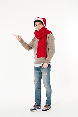 포토 JPG 스튜디오촬영 전신 남자 크리스마스 산타모자 실내 한명 서기 웃음 손짓 성인 앞모습 캐주얼 30대 목도리 한국인 가리킴 흰배경 성인남자한명만 국내포토 모자_잡화 1 잡화 옷 기념일 뷰포인트 백그라운드 모션 표정 사람 동양인 내부 장년 흰색 남자한명만 성인남자만 파일형식