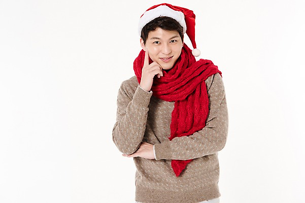 포토 JPG 스튜디오촬영 남자 크리스마스 산타모자 실내 한명 서기 웃음 손짓 상반신 성인 앞모습 캐주얼 30대 목도리 턱괴기 한국인 고민 흰배경 성인남자한명만 국내포토 모자_잡화 1 잡화 옷 기념일 감정 뷰포인트 백그라운드 모션 표정 사람 동양인 내부 장년 흰색 남자한명만 성인남자만 파일형식