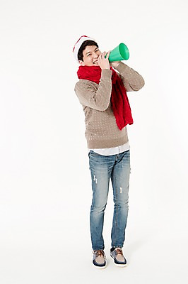 포토 JPG 스튜디오촬영 전신 남자 크리스마스 산타모자 실내 말하기 한명 서기 웃음 들기 성인 앞모습 캐주얼 30대 목도리 확성기 한국인 알림 흰배경 성인남자한명만 국내포토 모자_잡화 1 잡화 옷 기념일 뷰포인트 백그라운드 모션 표정 사람 동양인 내부 장년 흰색 남자한명만 성인남자만 파일형식