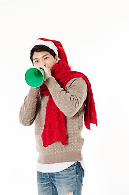 포토 JPG 스튜디오촬영 남자 크리스마스 산타모자 실내 한명 서기 들기 손짓 상반신 성인 앞모습 캐주얼 30대 목도리 확성기 외침 한국인 알림 흰배경 성인남자한명만 국내포토 모자_잡화 1 잡화 옷 기념일 뷰포인트 백그라운드 모션 사람 동양인 내부 장년 소리 흰색 남자한명만 성인남자만 파일형식