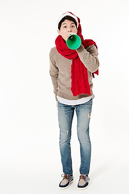 포토 JPG 스튜디오촬영 전신 남자 크리스마스 산타모자 실내 말하기 한명 서기 들기 성인 앞모습 캐주얼 30대 목도리 확성기 외침 한국인 알림 흰배경 성인남자한명만 국내포토 모자_잡화 1 잡화 옷 기념일 뷰포인트 백그라운드 모션 사람 동양인 내부 장년 소리 흰색 남자한명만 성인남자만 파일형식