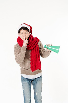 포토 JPG 스튜디오촬영 남자 크리스마스 산타모자 실내 한명 서기 들기 손짓 상반신 성인 앞모습 캐주얼 30대 목도리 확성기 외침 한국인 흰배경 쉿 성인남자한명만 국내포토 모자_잡화 1 잡화 옷 기념일 뷰포인트 백그라운드 모션 사람 동양인 내부 장년 소리 흰색 조용 남자한명만 성인남자만 파일형식