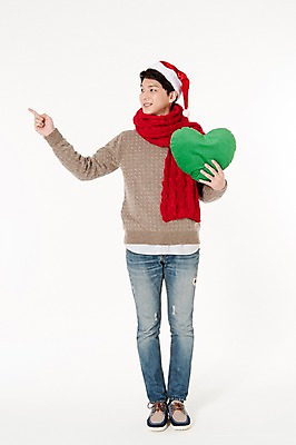 포토 JPG 스튜디오촬영 전신 응시 남자 쿠션 크리스마스 산타모자 실내 한명 서기 웃음 들기 손짓 성인 앞모습 캐주얼 30대 목도리 한국인 하트 가리킴 흰배경 하트쿠션 성인남자한명만 국내포토 모양 모자_잡화 1 시선 잡화 옷 기념일 뷰포인트 백그라운드 모션 표정 사람 동양인 내부 장년 흰색 남자한명만 성인남자만 파일형식