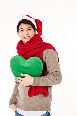 포토 JPG 스튜디오촬영 남자 쿠션 크리스마스 산타모자 안기 실내 한명 서기 웃음 들기 상반신 성인 옆모습 캐주얼 30대 목도리 한국인 하트 흰배경 주머니손 하트쿠션 성인남자한명만 국내포토 모양 모자_잡화 1 잡화 옷 기념일 뷰포인트 백그라운드 모션 표정 사람 동양인 내부 장년 흰색 남자한명만 성인남자만 파일형식